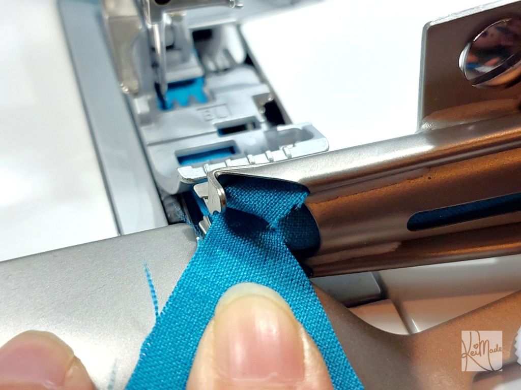 How to insert the main fabric into the babylock double fold knit binder